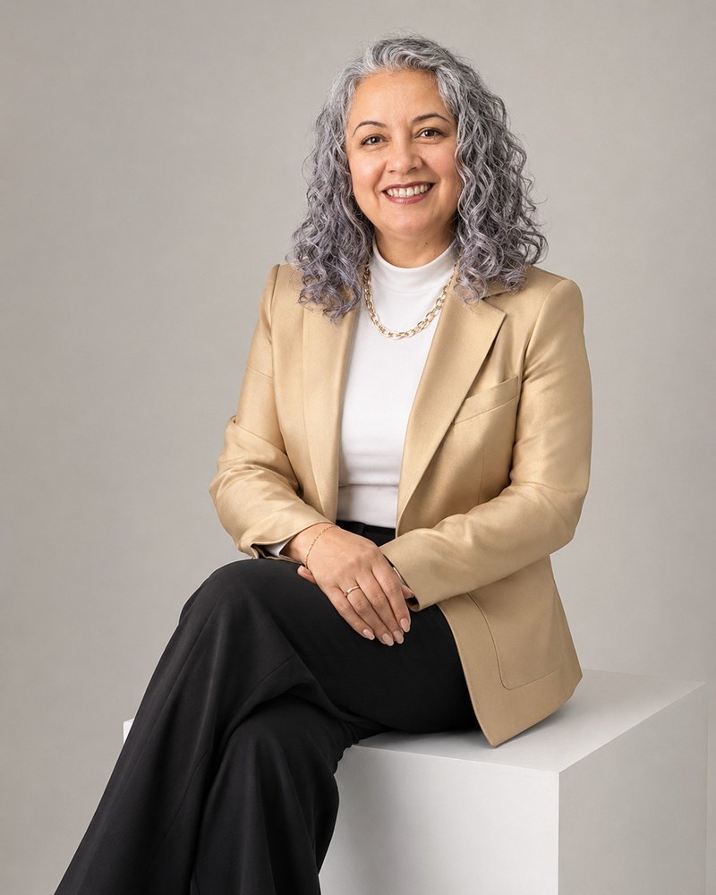 Marcela Dattoli, asesora inmobiliaria de Century 21 Gold Team, en retrato profesional de estudio